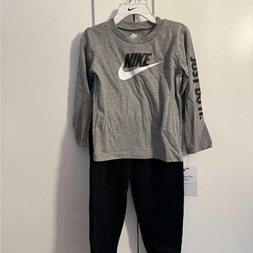 FLASH SALE! Nike Gray Long Sleeve Tee and Pants Set Athletic Performance